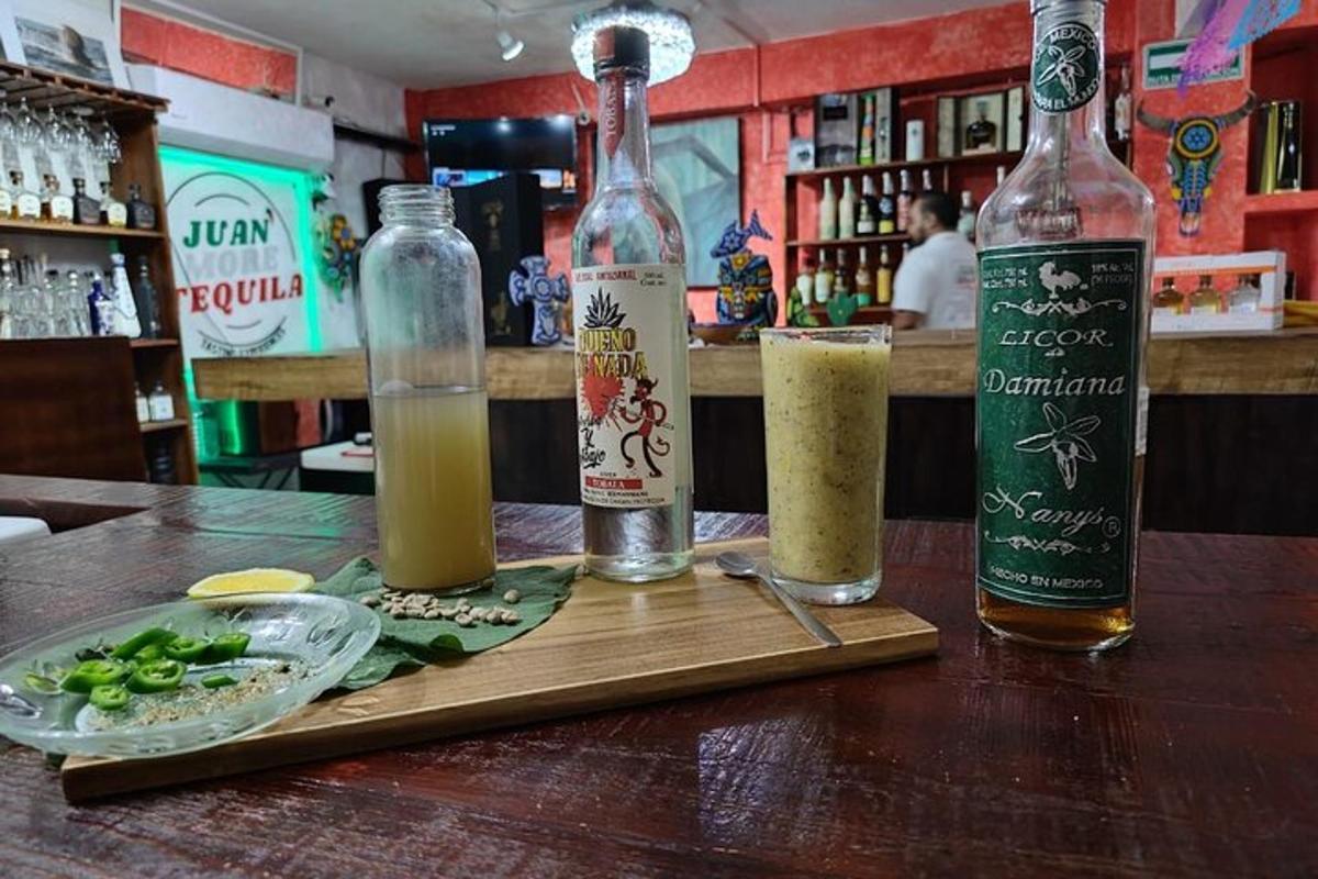 桌子上有三瓶酒和一盘食物