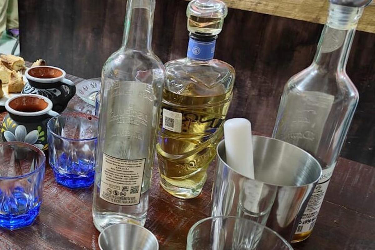 miza z dvema steklenicama vina in kozarci