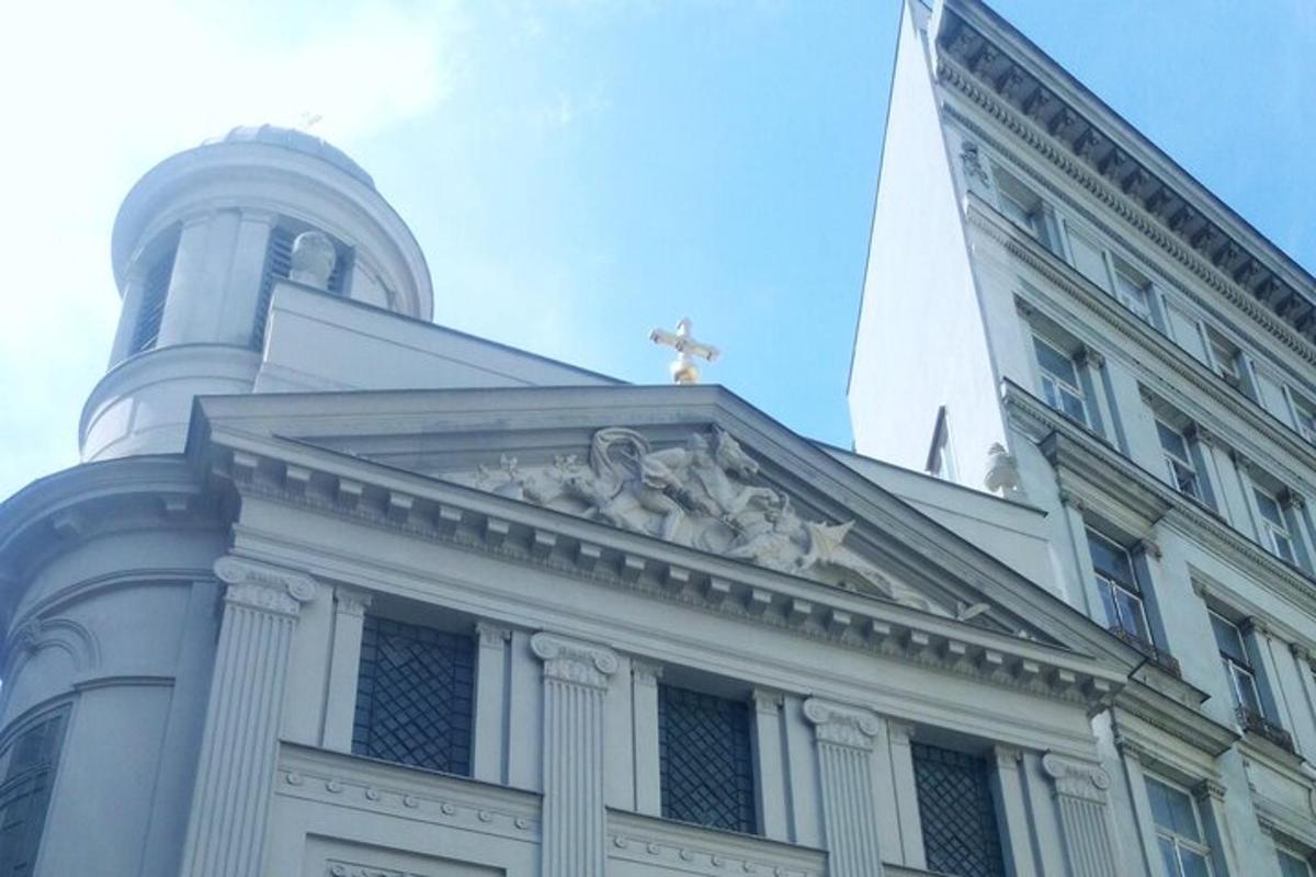 une église avec une croix au sommet d'un bâtiment