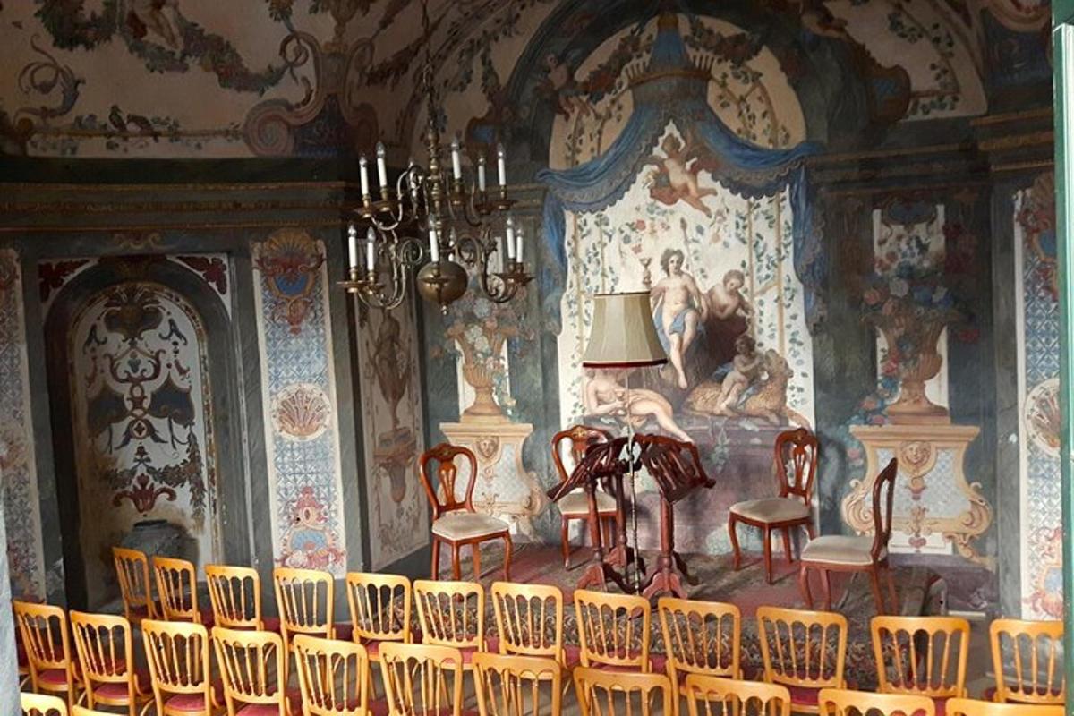 herbergi með fullt af stólum og lampa