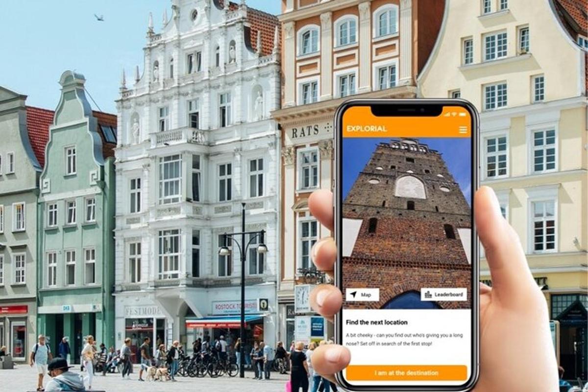 una persona che tiene in mano un telefono cellulare davanti a una città