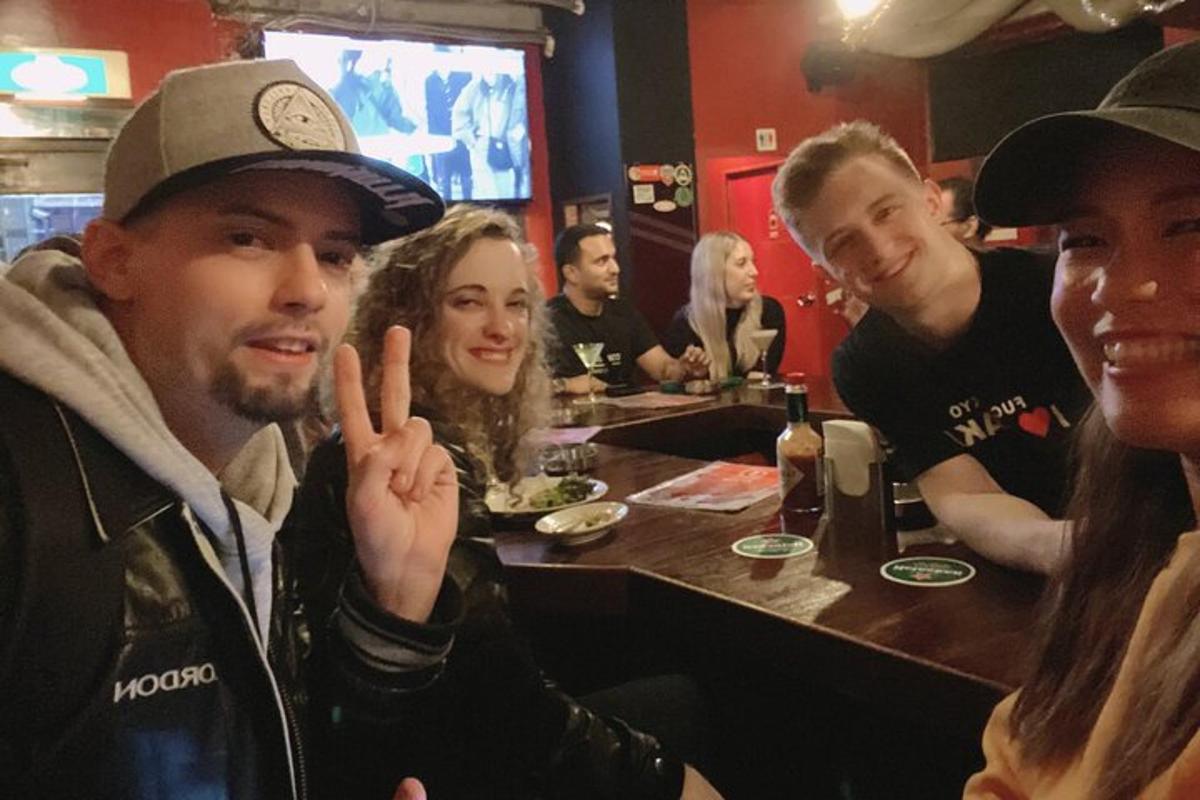 hópur fólks situr við borð á veitingastað