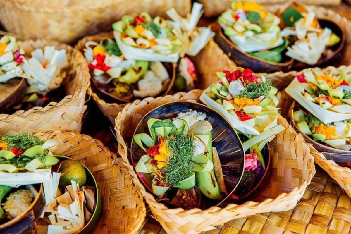 Un grupo de cestas llenas de diferentes tipos de alimentos.