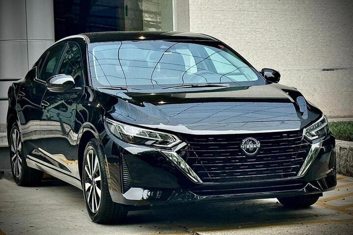 černé auto zaparkované před budovou
