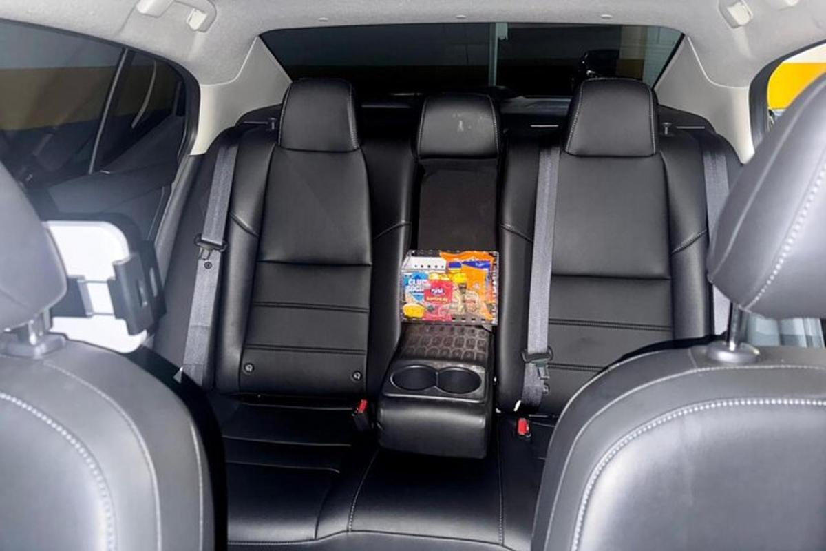 isang rear view ng mga back seat ng isang kotse