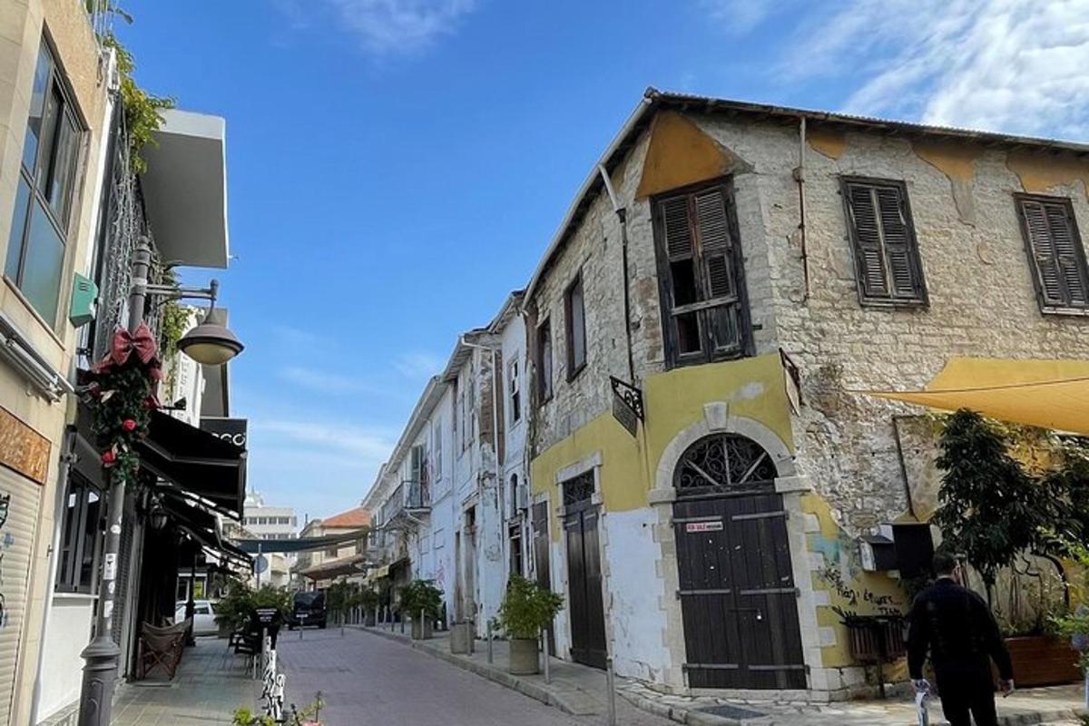 ένα παλιό κτίριο σε έναν δρόμο σε μια πόλη