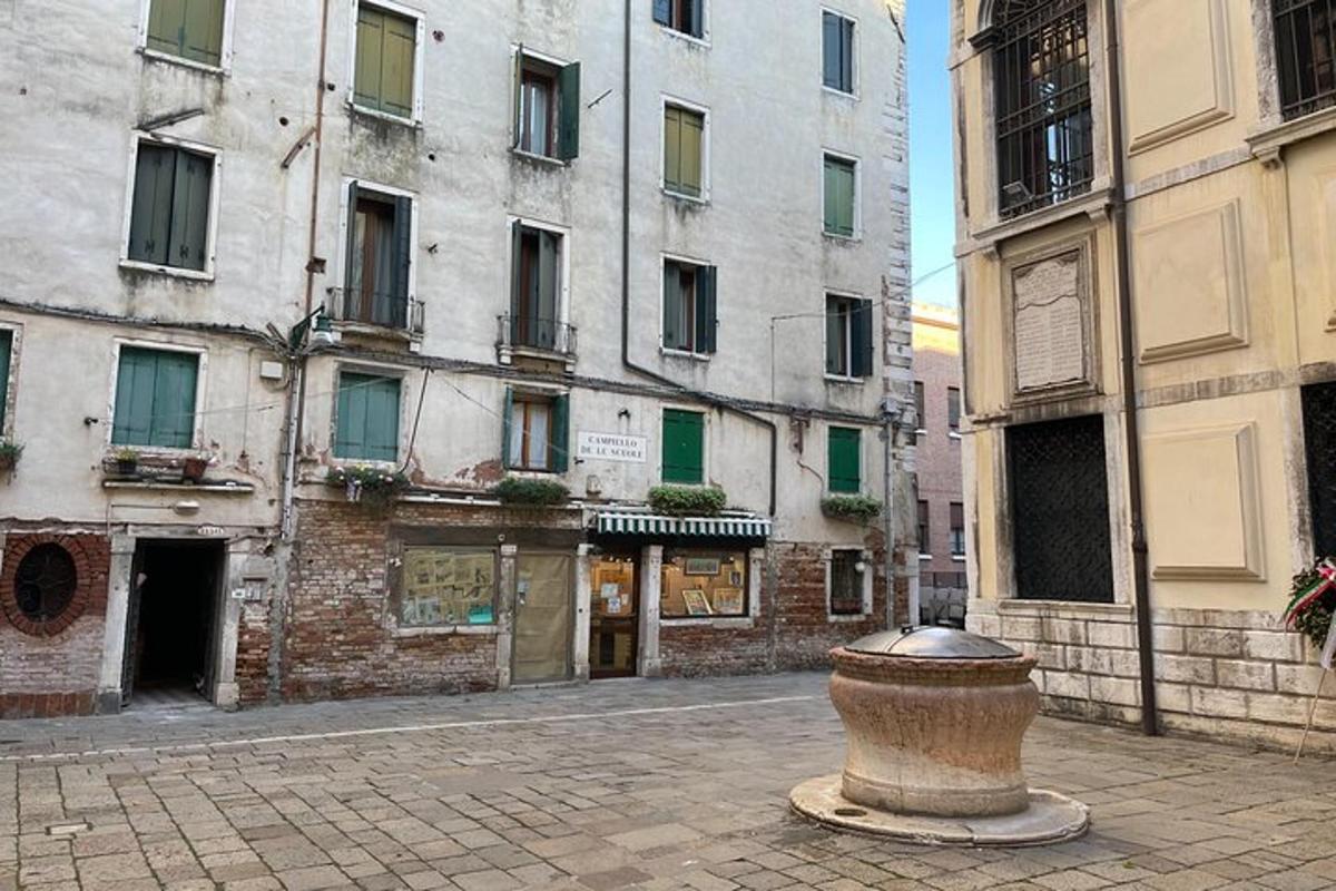 una gran olla de pedra situada davant d'un edifici