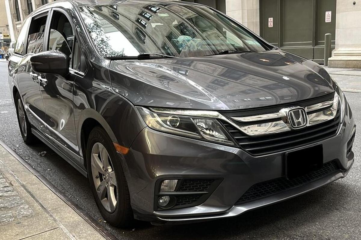 Un coche negro estacionado al costado de una calle