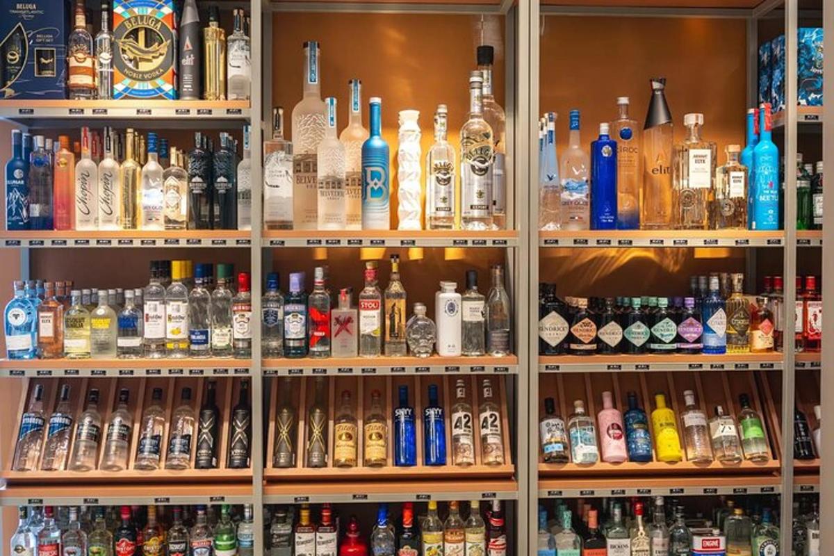 riiul, mis on täis hulgaliselt alkoholipudeleid