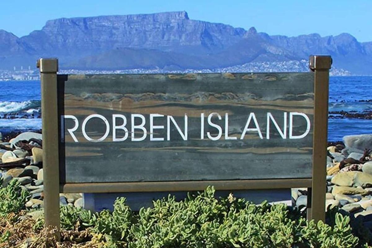 cedule s nápisem Roben Island na pláži