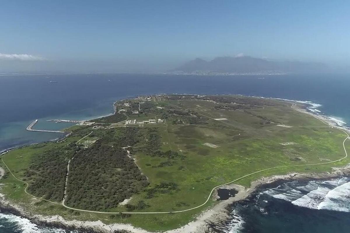 o vedere aeriană a unei insule din ocean