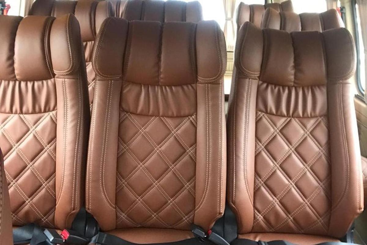 två bruna lädersäten på en buss