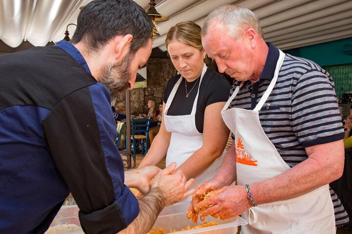 due uomini e una donna che preparano il cibo in una cucina