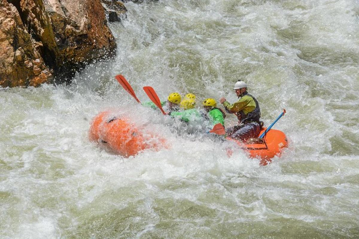 un gruppo di persone su una zattera in un fiume