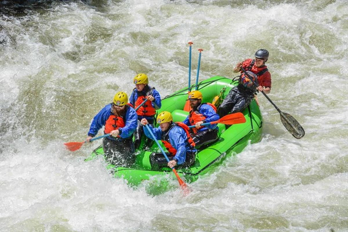 un gruppo di persone su una zattera in un fiume