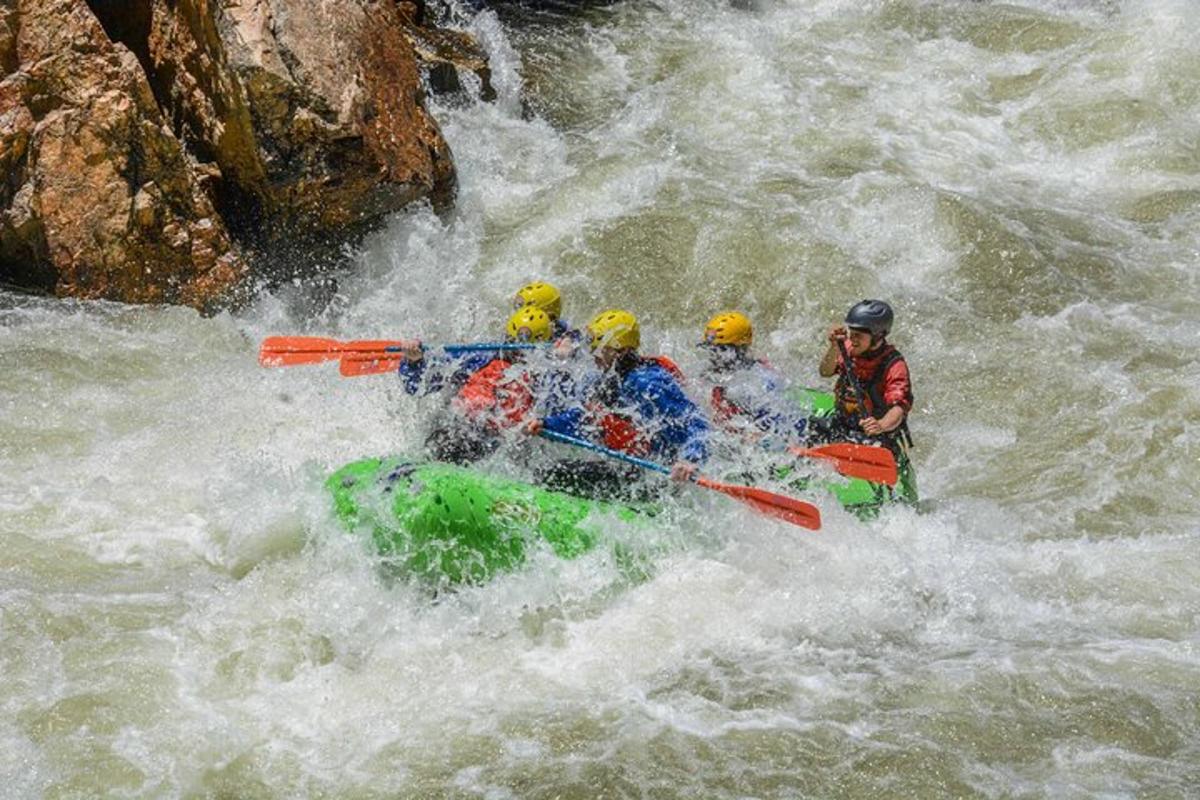 un gruppo di persone su una zattera in un fiume