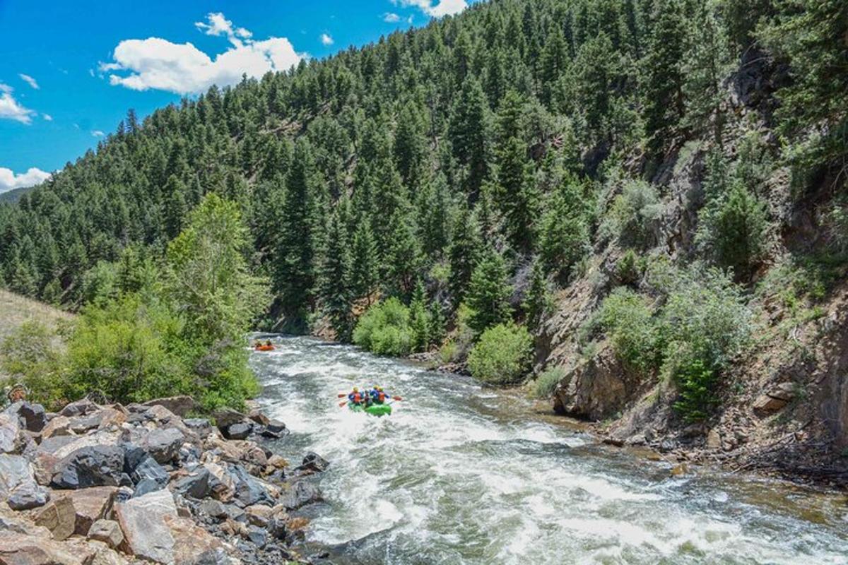 un gruppo di persone sta facendo rafting lungo un fiume