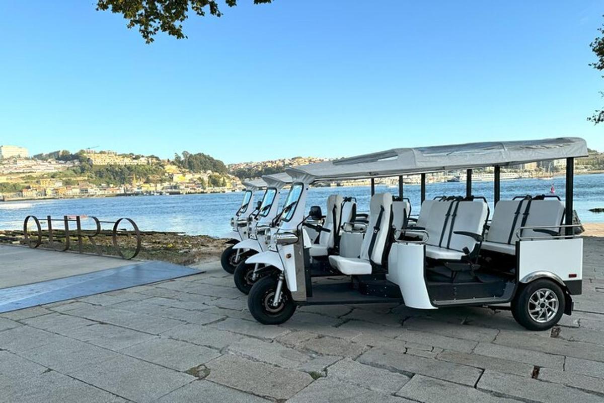 řada elektromobilů zaparkovaných vedle pláže