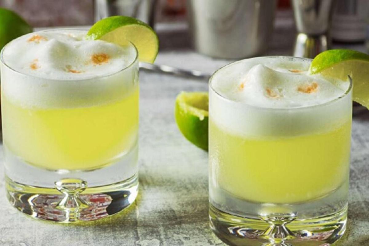 Tvö glös af lime margarítum á borði