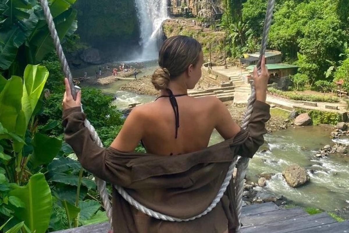 滝の前でハンモックに座っている女性