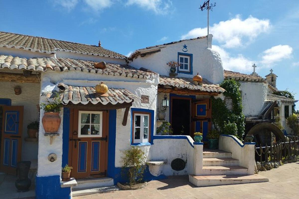 una casa blu e bianca con una scala di fronte
