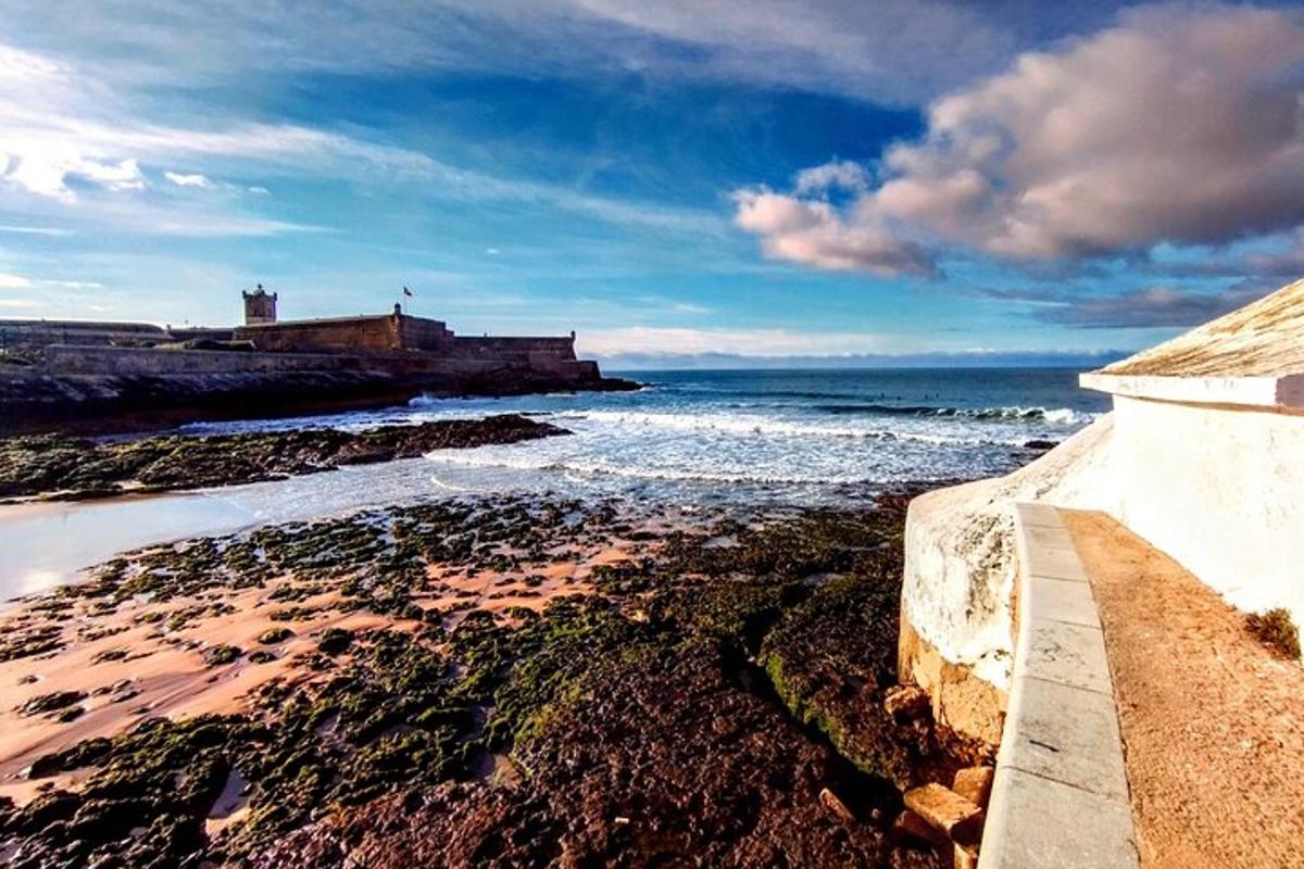 una vista di una spiaggia con un faro e l'oceano
