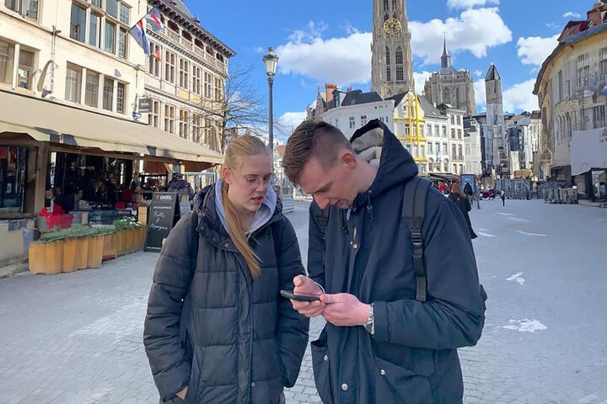 muž a žena se dívají na mobilní telefon