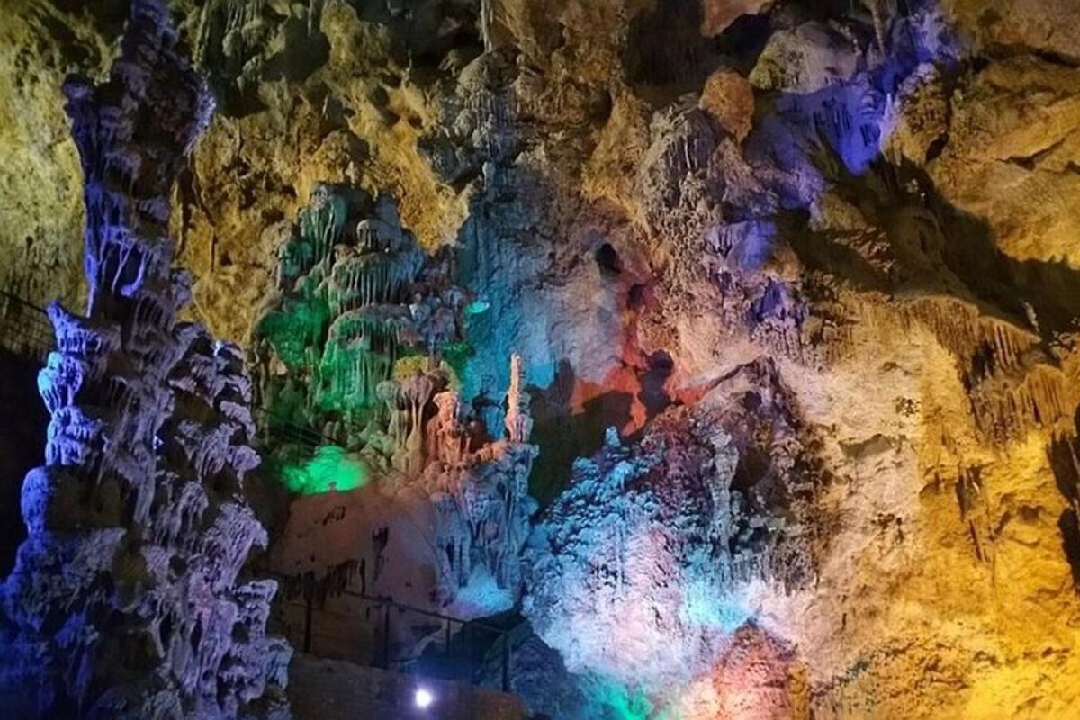 uma caverna com uma pintura na parede