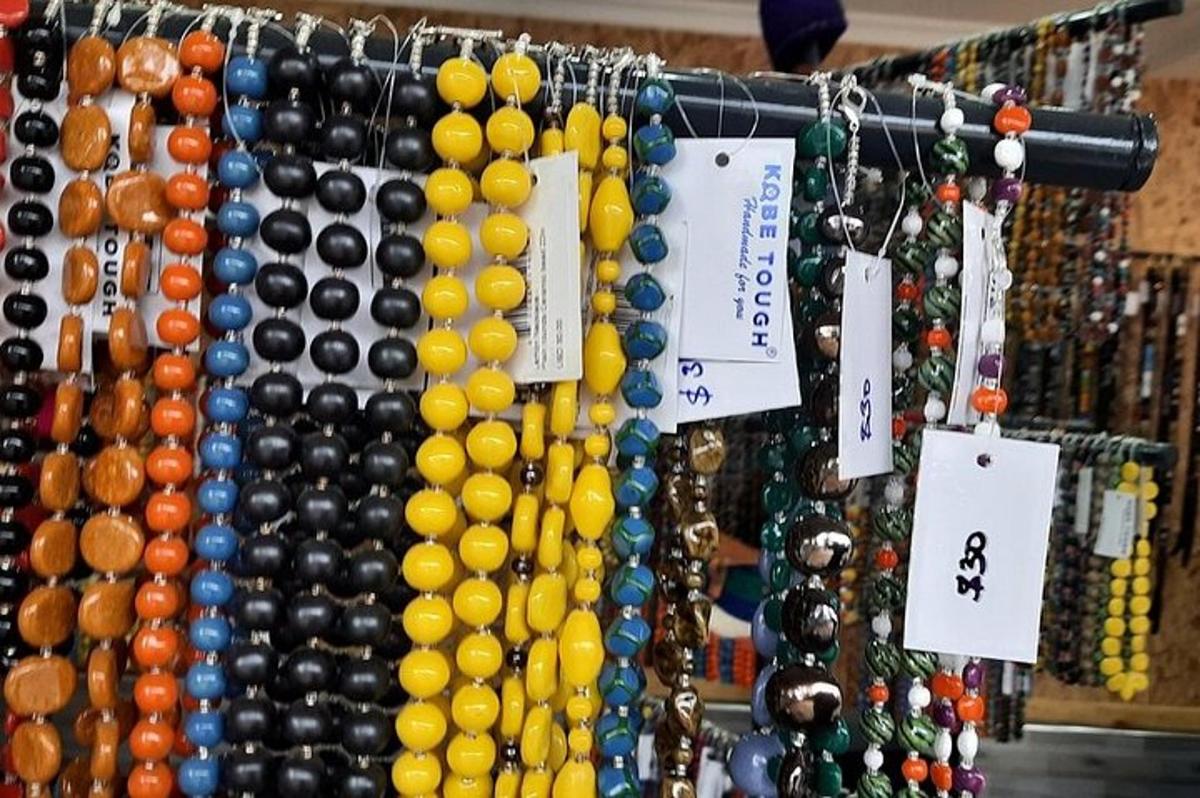 kup različnih barvnih kroglic na steni