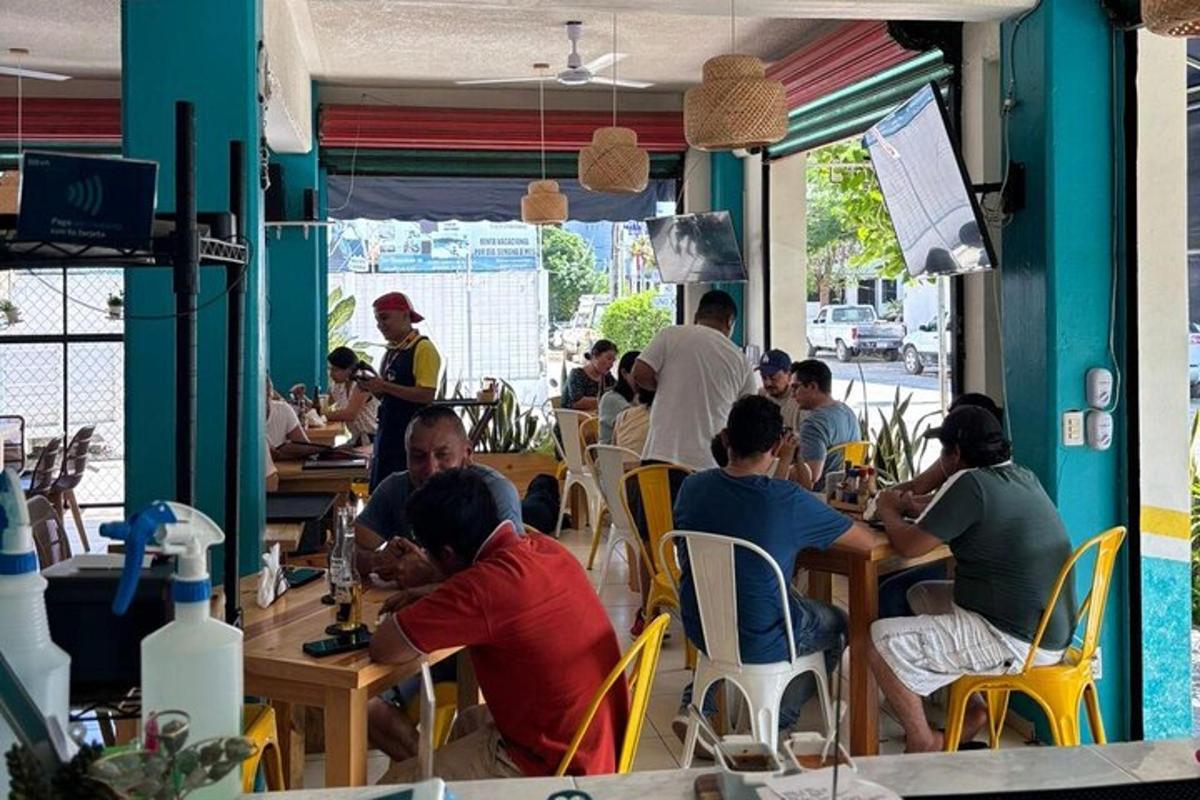 un grup de persones assegudes a les taules d'un restaurant