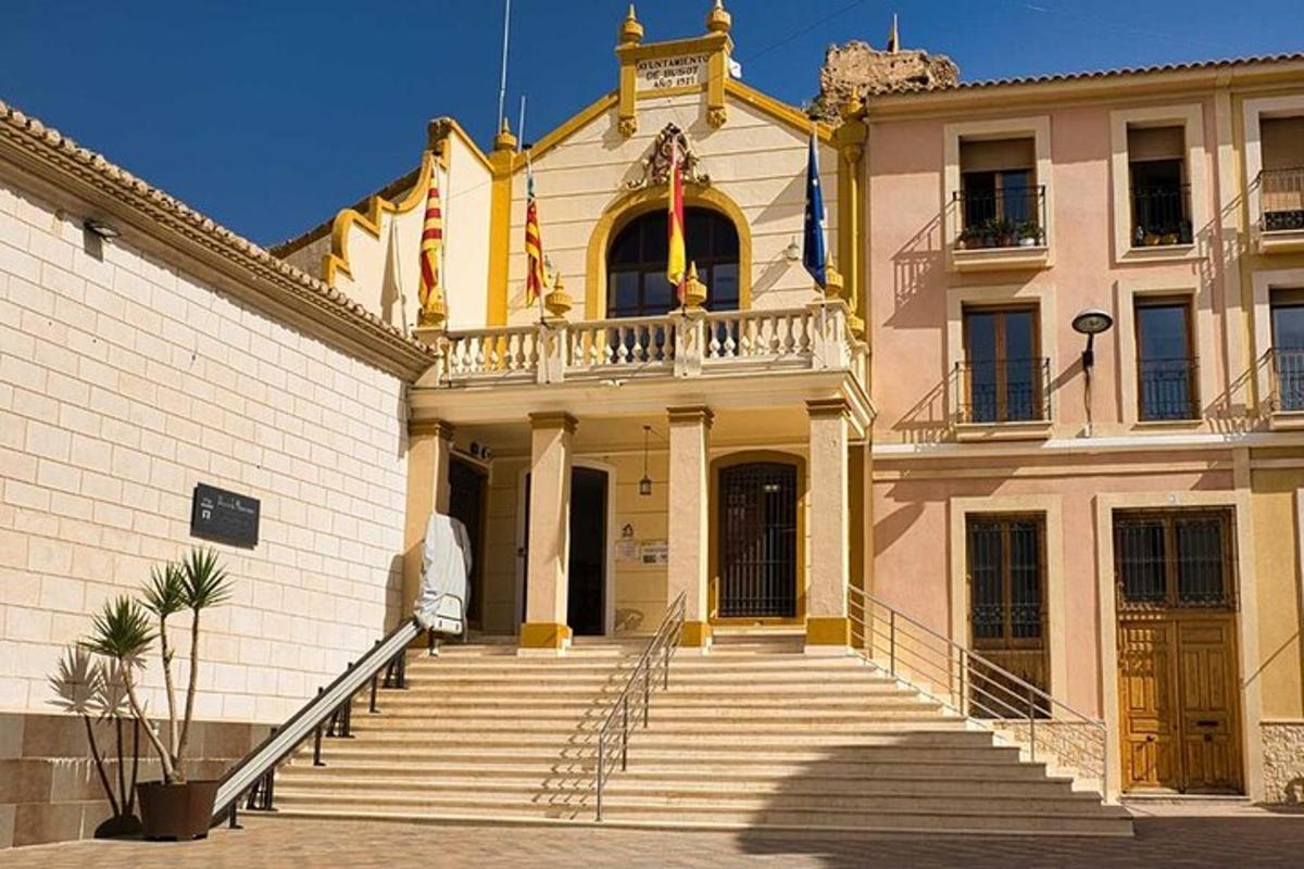 um grande edifício com escadas na frente