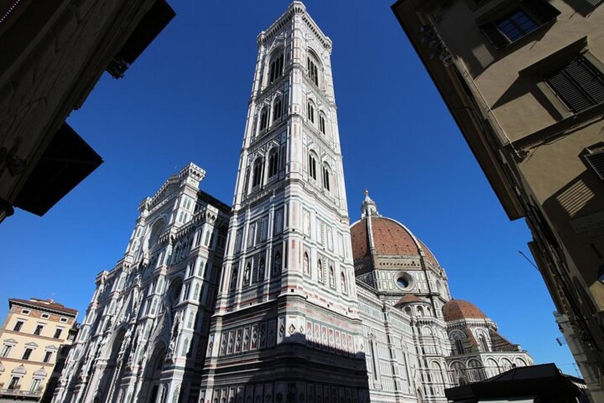 um grande edifício com uma torre alta no topo
