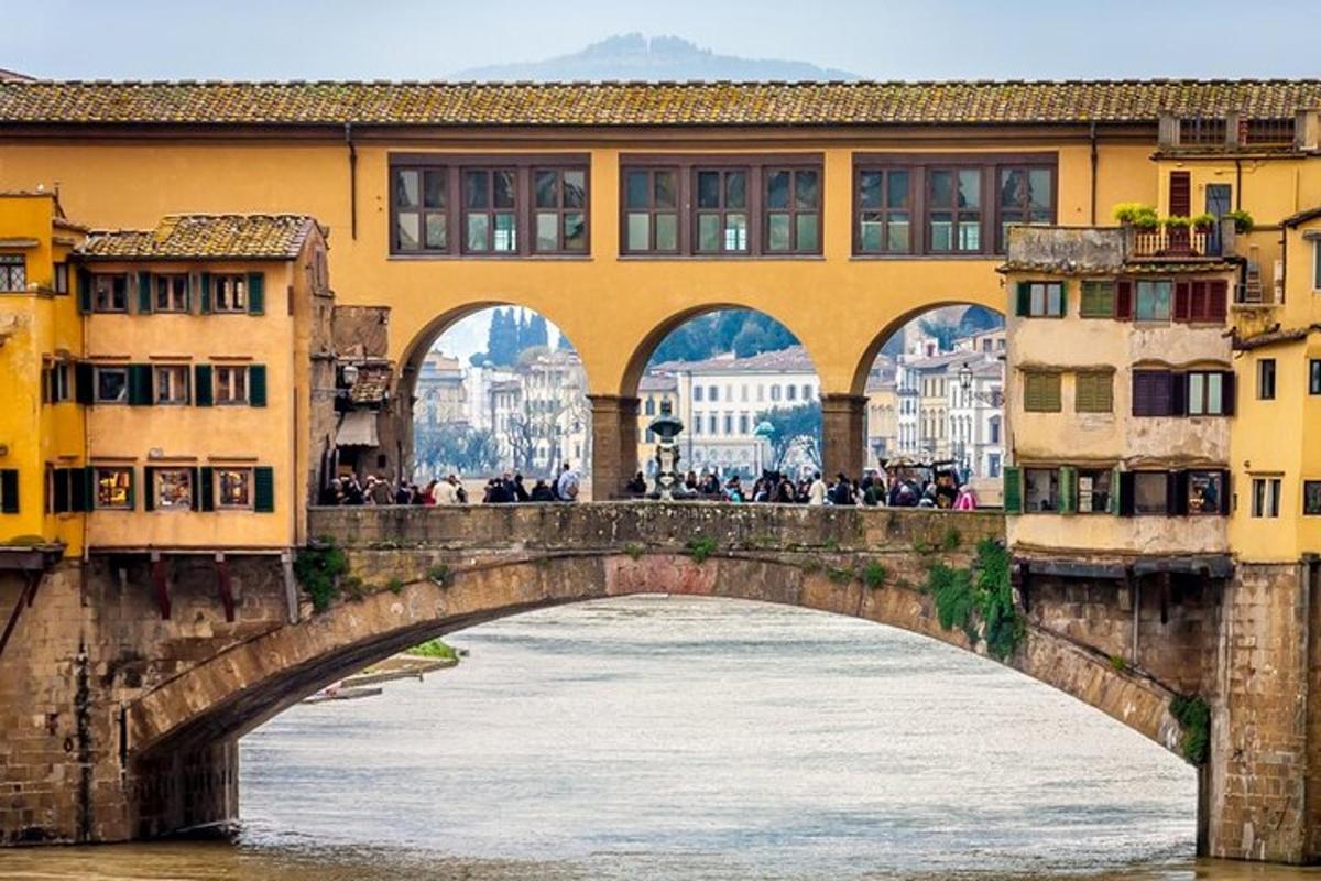 un pont sobre un riu amb gent caminant-hi