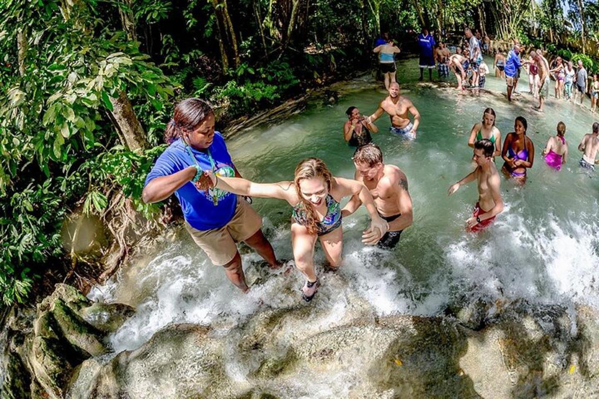 Un grupo de personas en el agua de un río.