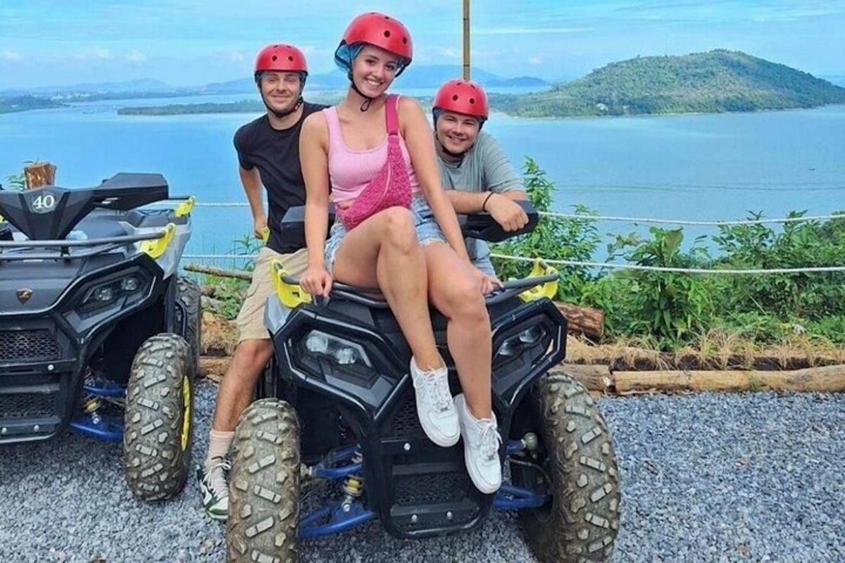 trīs cilvēku grupa sēž uz kvadraciklu aizmugures