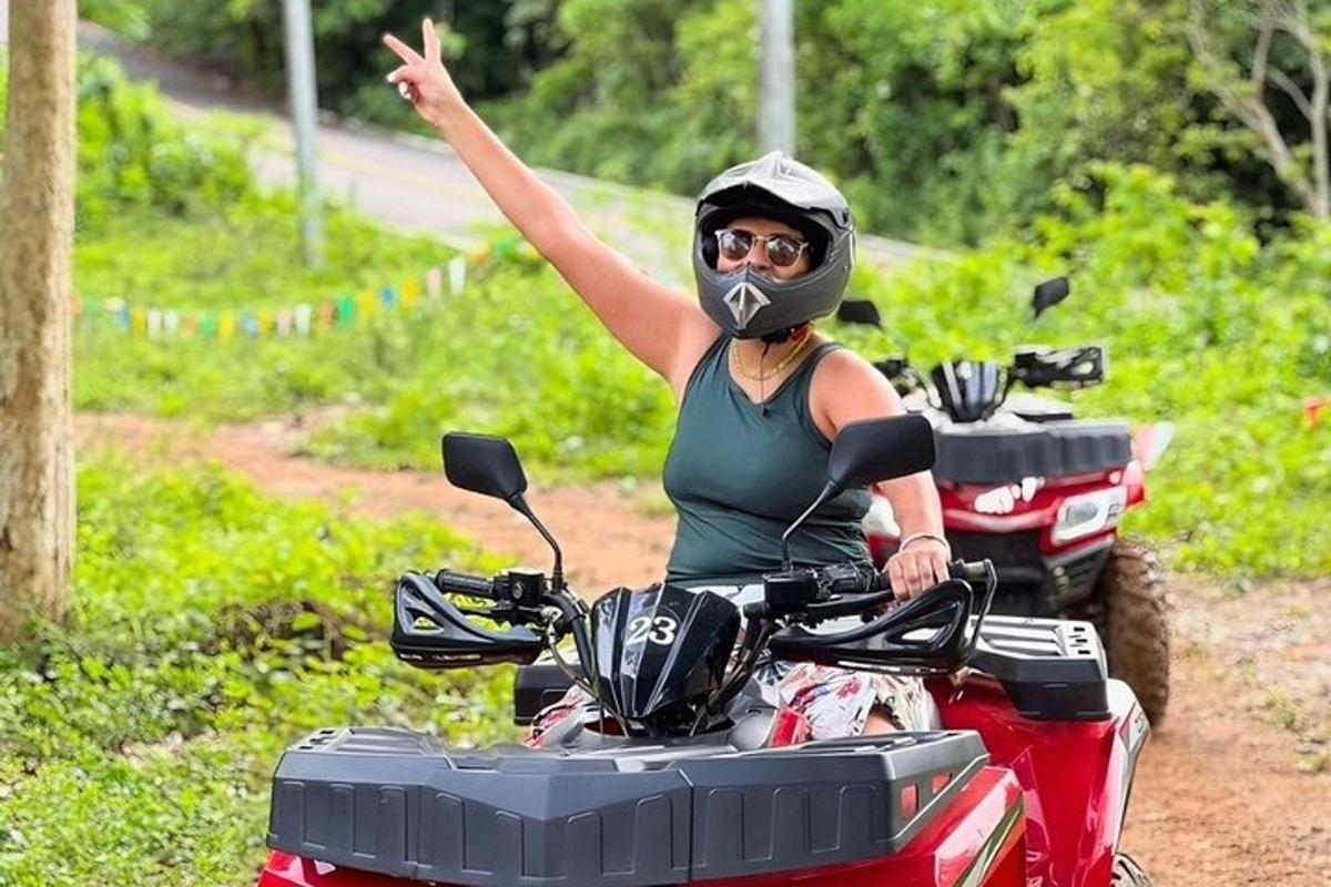 o femeie care merge pe o motocicletă pe un drum de pământ