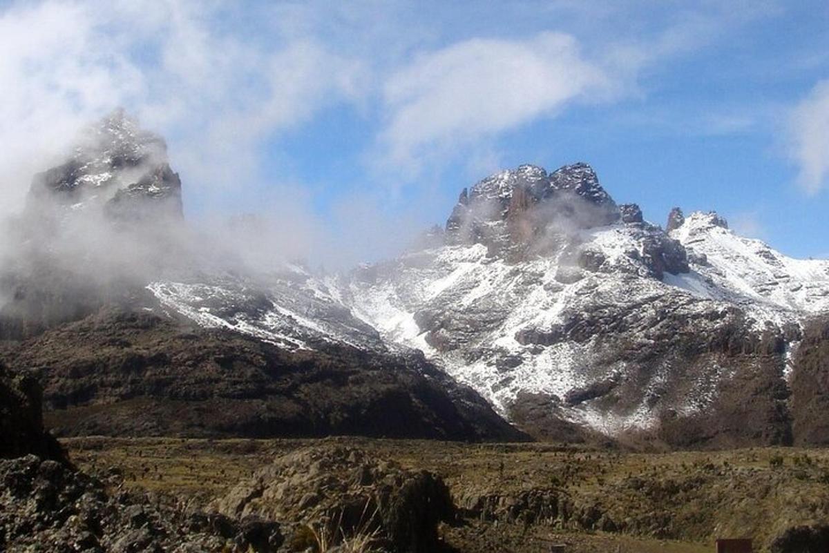 سلسلة جبال مغطاة بالثلوج مع الثلج عليها