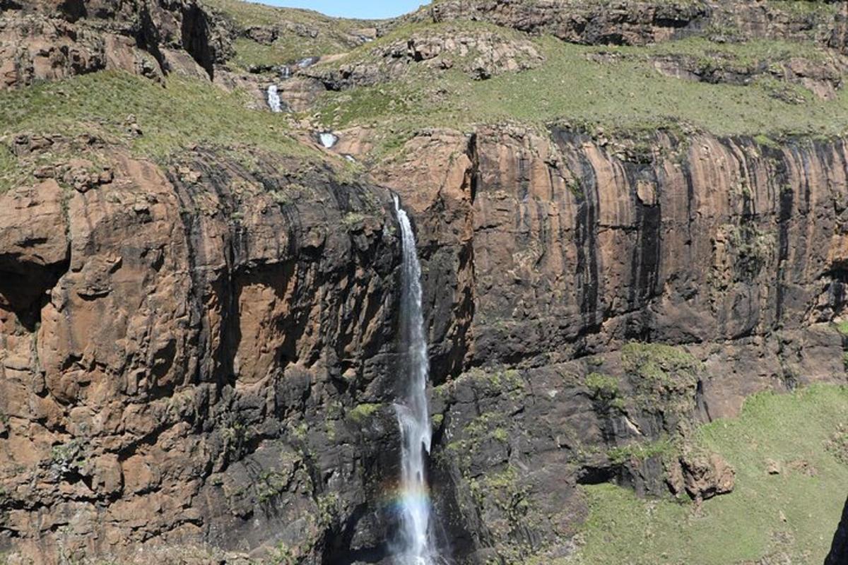 una cascata sul fianco di una montagna rocciosa