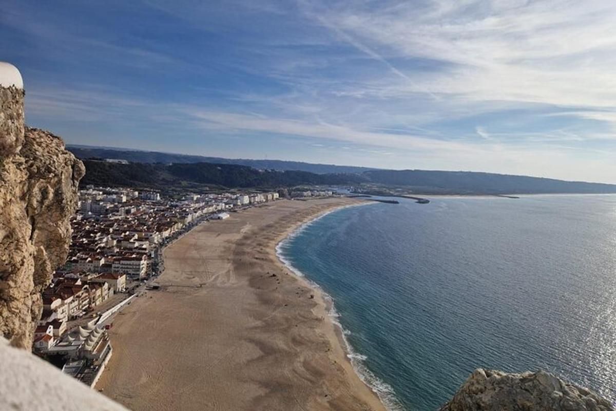 Una vista de una playa con casas y el océano.