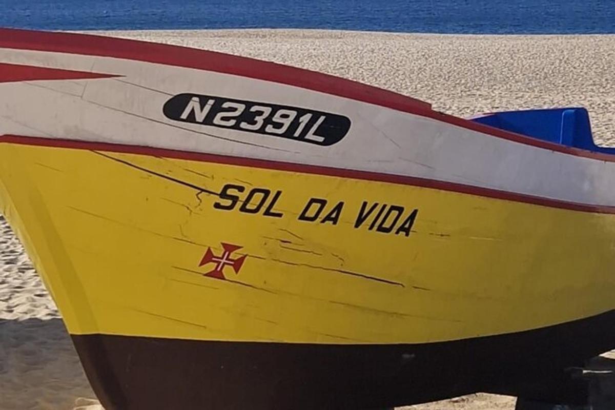 rumen in rdeč čoln, ki stoji na plaži