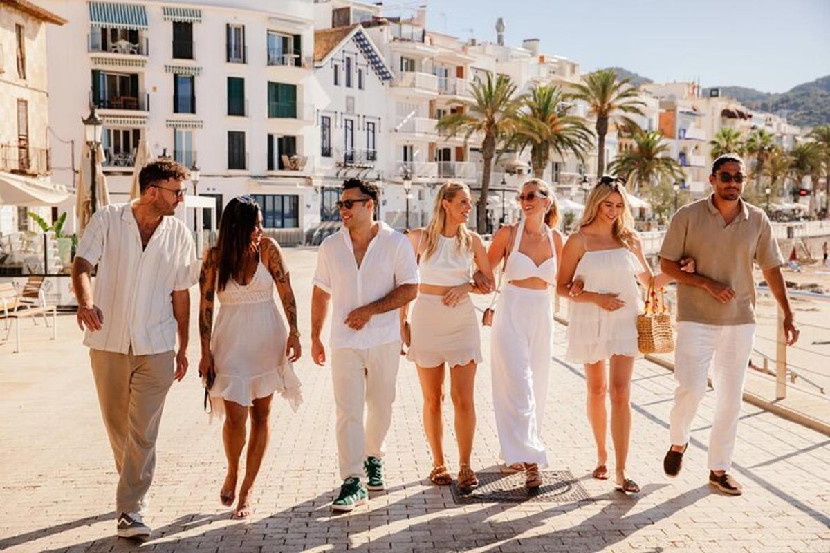 un grupo de personas caminando por la playa