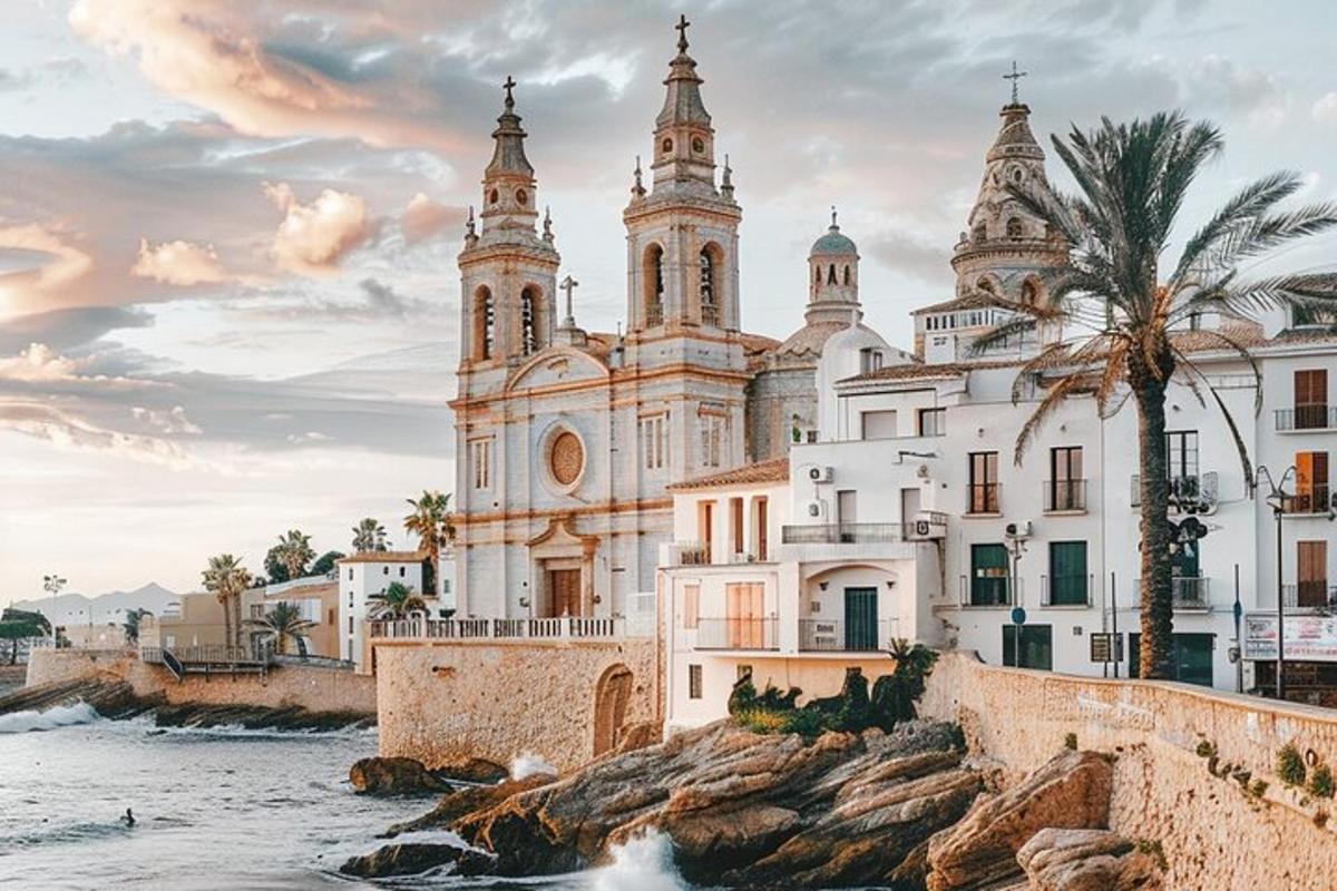 Un edificio junto al mar con una palmera al frente.