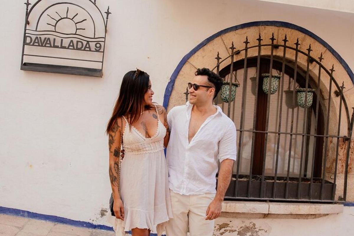 Un hombre y una mujer de pie frente a un edificio.