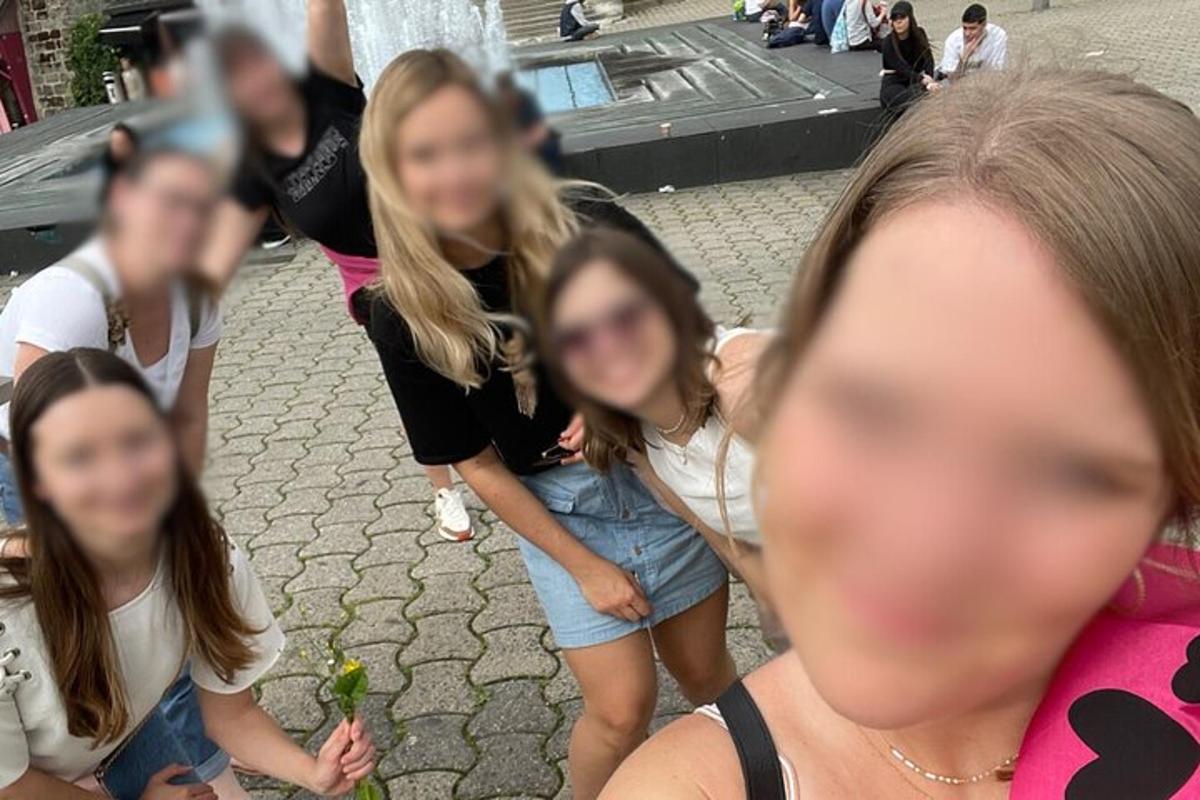 egy csoport fiatal lány áll az utcán