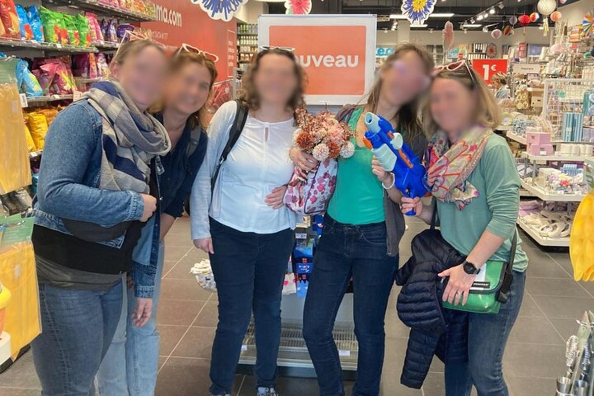 hópur kvenna stendur í verslun