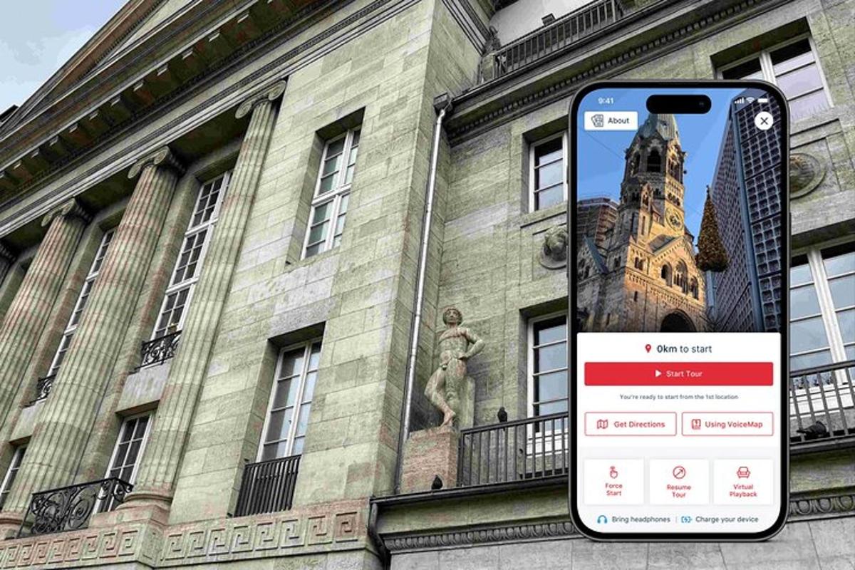 mobilní telefon před budovou se sochou