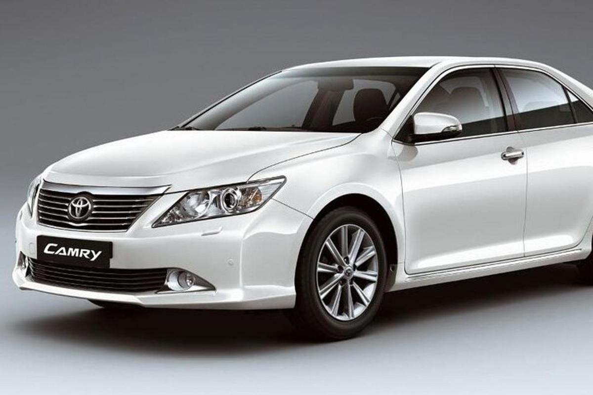 una Lexus bianca in uno studio