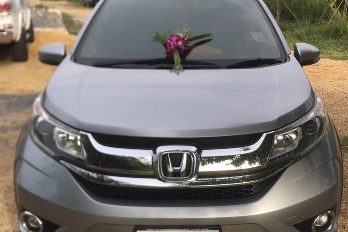 un'auto argentata con un fiore sul finestrino anteriore