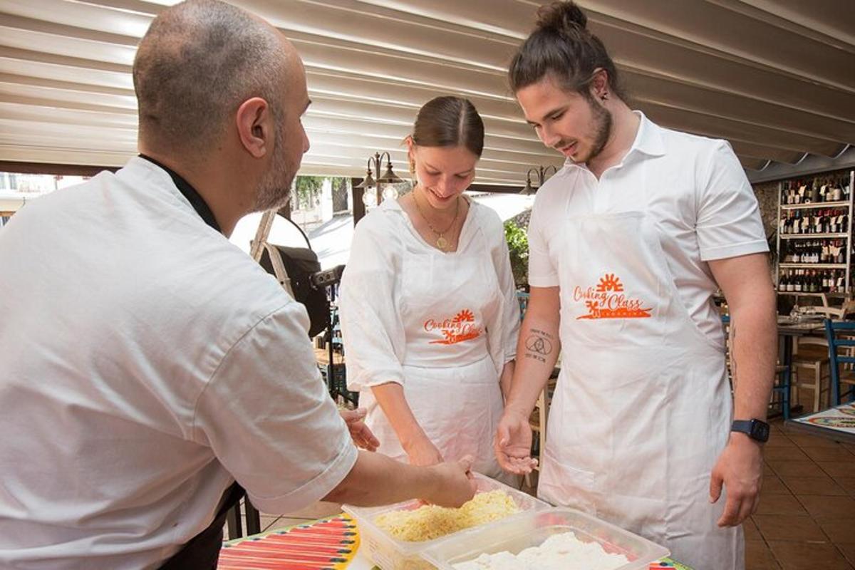 due uomini e una donna in cucina che preparano il cibo