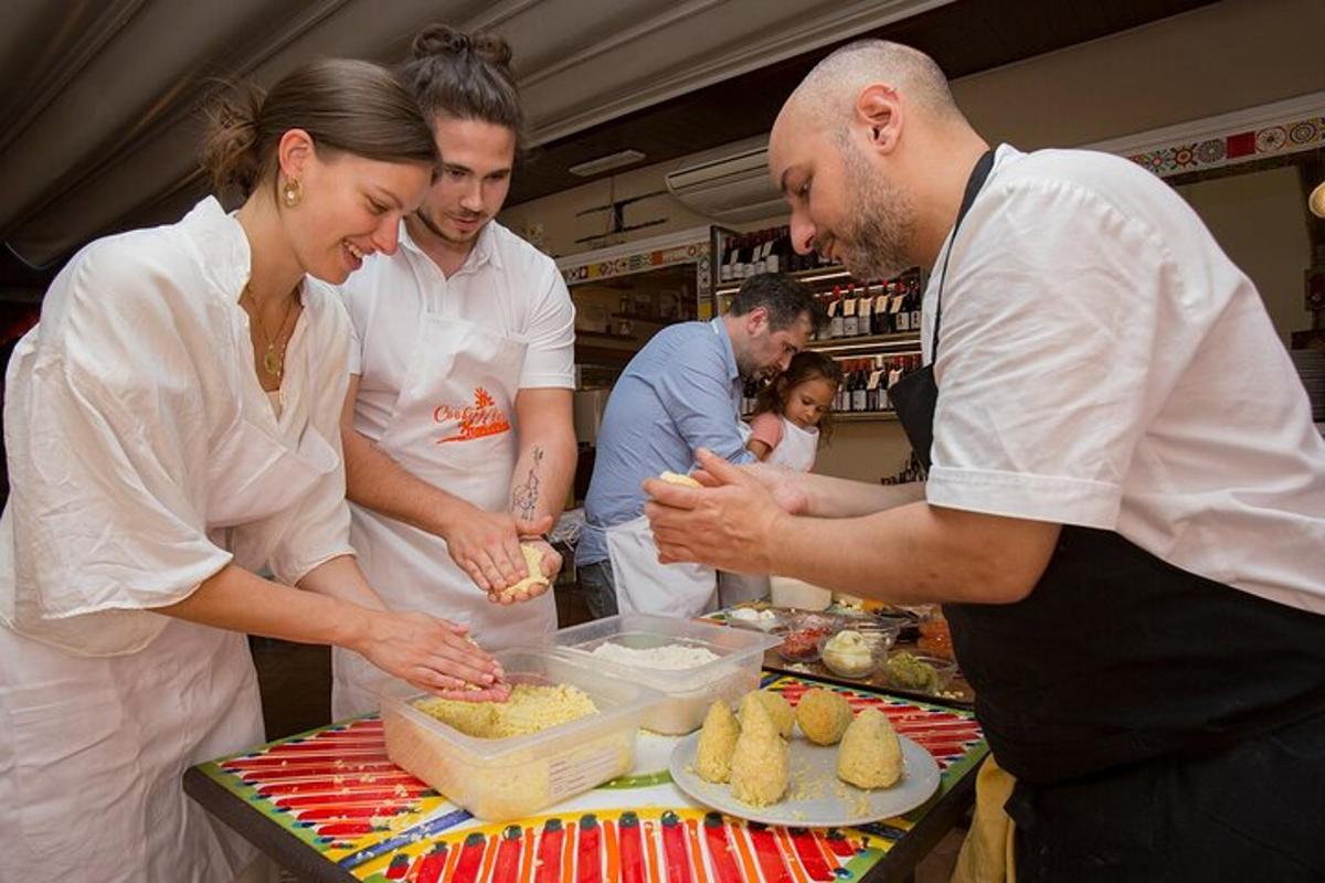 un gruppo di persone in piedi attorno a un tavolo con del cibo